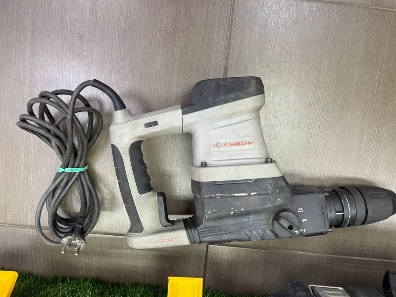 Отбойный молоток Интерскол П-40/1100ЭВ