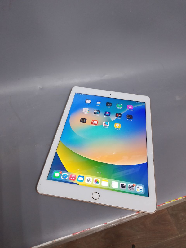 Планшет Apple iPad (5-го поколения) (2017)