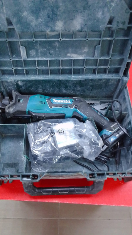 Сабельная пила Makita JR103D