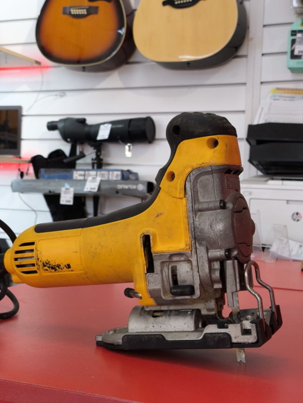 Электролобзик Dewalt  DW 333 K