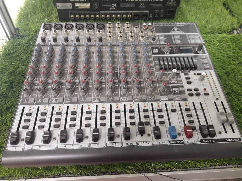 Музыкальный центр микшерный пульт Behringer 1832fx