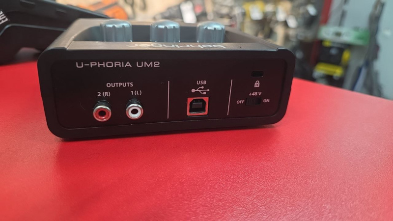 Усилитель Behringer U-PHORIA UM2