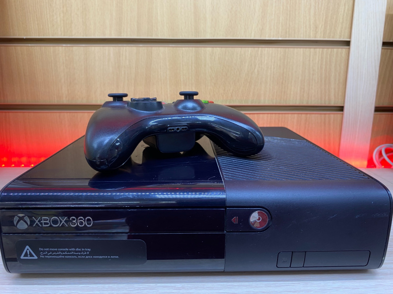 Игровая приставка Xbox 360e