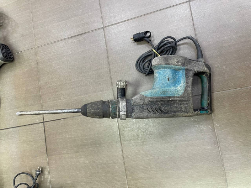 Отбойный молоток Makita hm1203c
