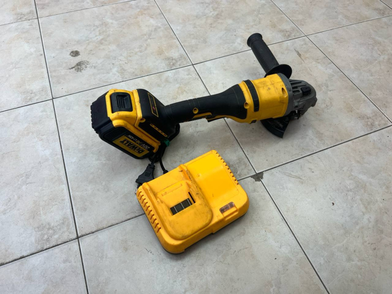 Шлифмашинка Dewalt DCG405N