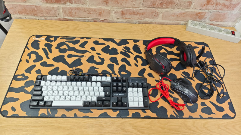 Клавиатура  + Мышь, коврик и наушники