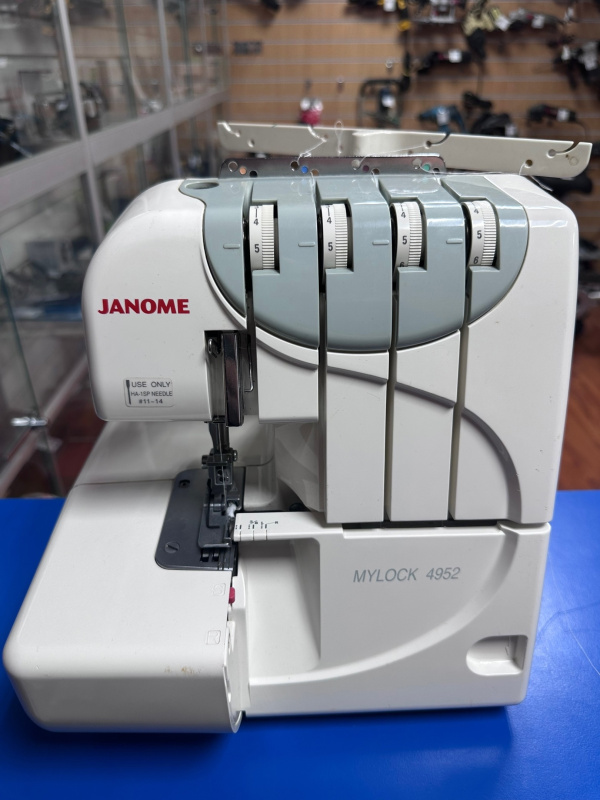 Швейная машина Janome 4952