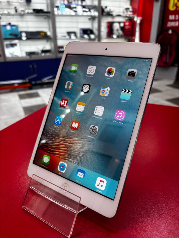 Планшет Apple iPad (1-го поколения) (2010)